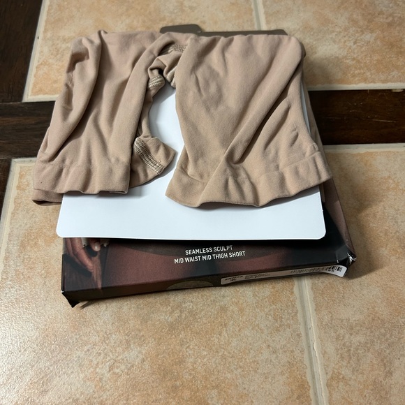 New SKIMS Seamless Sculpting Short Mid Thigh Ochre Size S - Picture 4 of 4